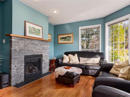 5955 Devon Pl, Nanaimo, BC - Indoor Photo Showing Living Room With Fireplace