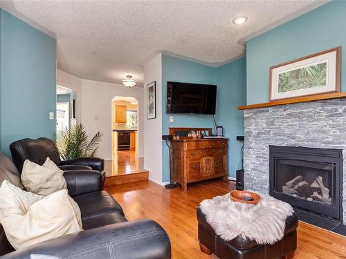 5955 Devon Pl, Nanaimo, BC - Indoor Photo Showing Living Room With Fireplace