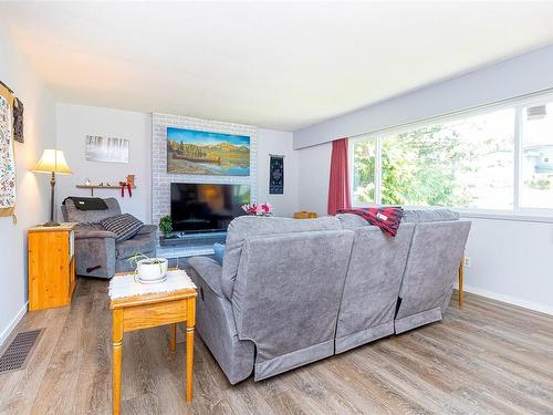 908 Rankin Rd, Esquimalt, BC - Indoor Photo Showing Living Room