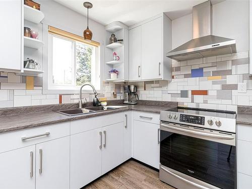 908 Rankin Rd, Esquimalt, BC - Indoor Photo Showing Kitchen With Double Sink