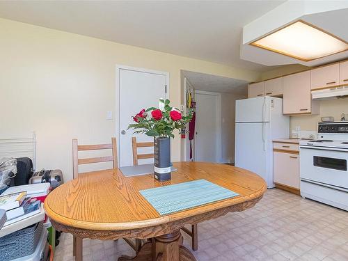 908 Rankin Rd, Esquimalt, BC - Indoor Photo Showing Kitchen