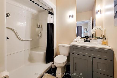 238 Pinehill Drive, Hamilton, ON - Indoor Photo Showing Bathroom