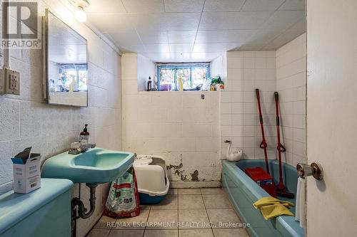 97 Augusta Street, Hamilton, ON - Indoor Photo Showing Bathroom