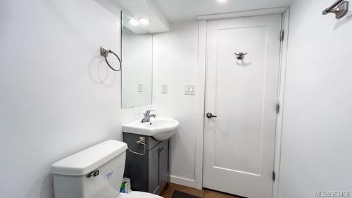109-1709 Mckenzie Ave, Saanich, BC - Indoor Photo Showing Bathroom