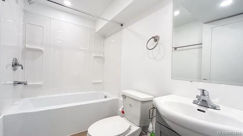 109-1709 Mckenzie Ave, Saanich, BC - Indoor Photo Showing Bathroom