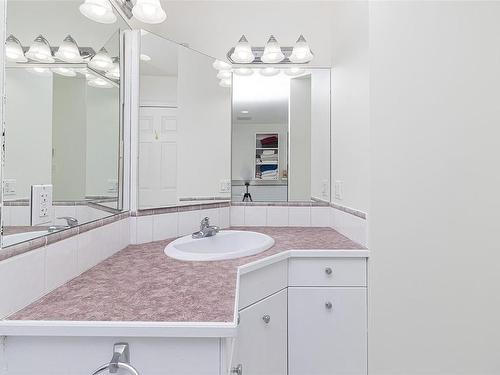 10348 Arbay Close, Sidney, BC - Indoor Photo Showing Bathroom