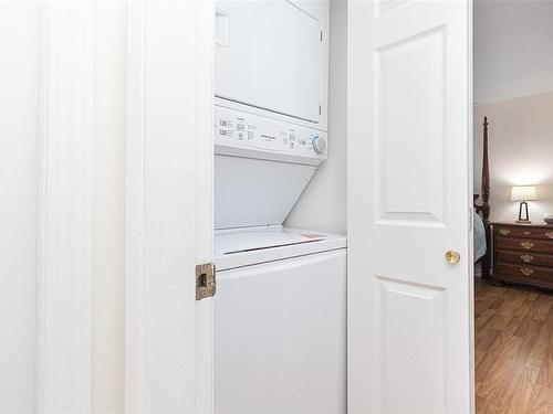 10348 Arbay Close, Sidney, BC - Indoor Photo Showing Laundry Room