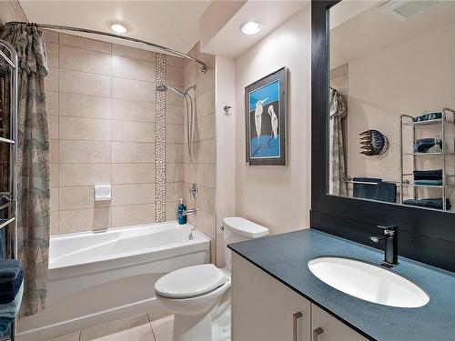 320-1395 Bear Mountain Pkwy, Langford, BC - Indoor Photo Showing Bathroom