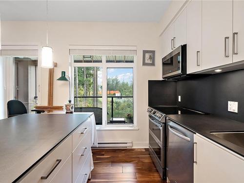 320-1395 Bear Mountain Pkwy, Langford, BC - Indoor Photo Showing Kitchen