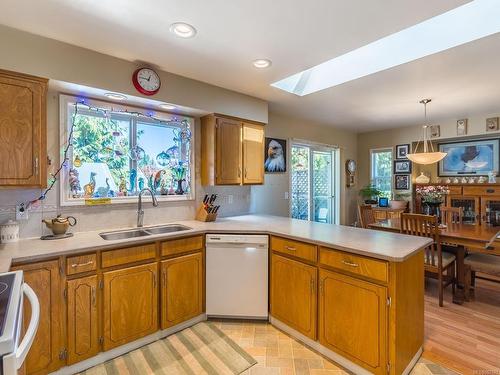 295 Larkspur Pl, Parksville, BC - Indoor Photo Showing Kitchen With Double Sink