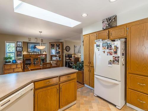 295 Larkspur Pl, Parksville, BC - Indoor Photo Showing Kitchen