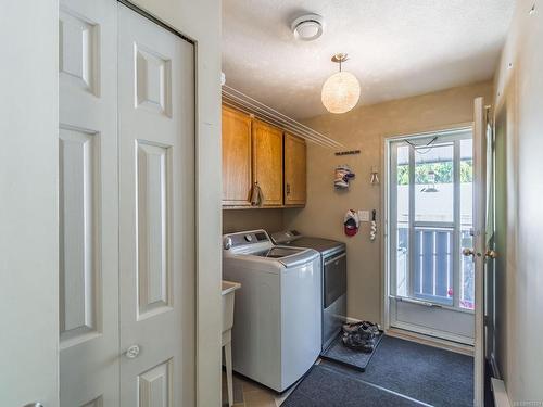 295 Larkspur Pl, Parksville, BC - Indoor Photo Showing Laundry Room