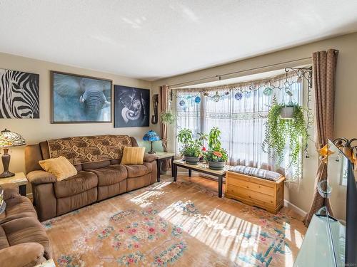 295 Larkspur Pl, Parksville, BC - Indoor Photo Showing Living Room