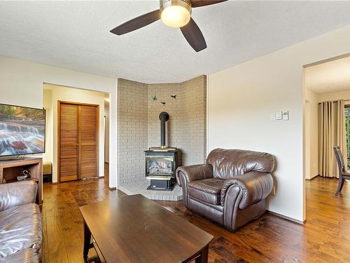 834 Sonora Pl, Qualicum Beach, BC - Indoor Photo Showing Living Room With Fireplace