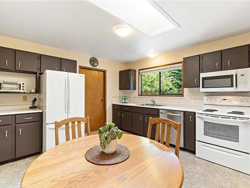 834 Sonora Pl, Qualicum Beach, BC - Indoor Photo Showing Kitchen With Double Sink