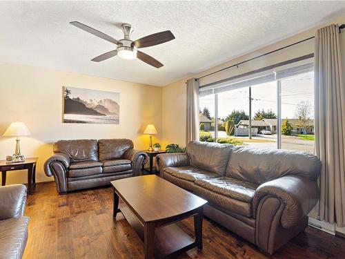 834 Sonora Pl, Qualicum Beach, BC - Indoor Photo Showing Living Room