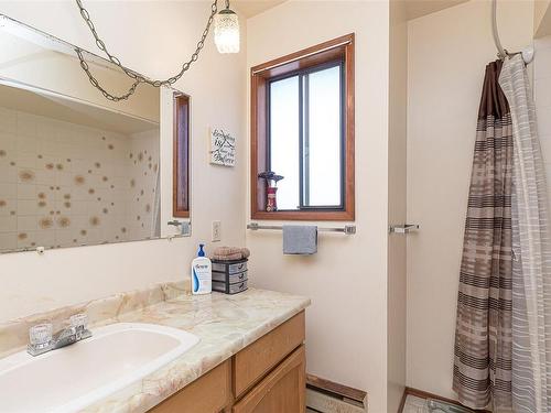1654 Tasco Close, Saanich, BC - Indoor Photo Showing Bathroom