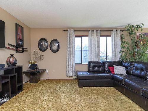 1654 Tasco Close, Saanich, BC - Indoor Photo Showing Living Room
