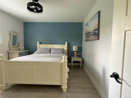 277 Buller Rd, Qualicum Beach, BC - Indoor Photo Showing Bedroom