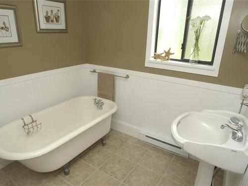 277 Buller Rd, Qualicum Beach, BC - Indoor Photo Showing Bathroom