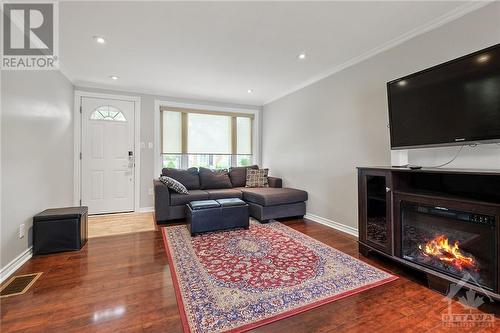 1493 Queenswood Crescent, Ottawa, ON - Indoor Photo Showing Living Room