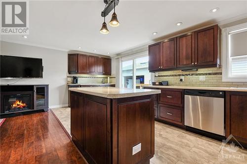 1493 Queenswood Crescent, Ottawa, ON - Indoor Photo Showing Kitchen