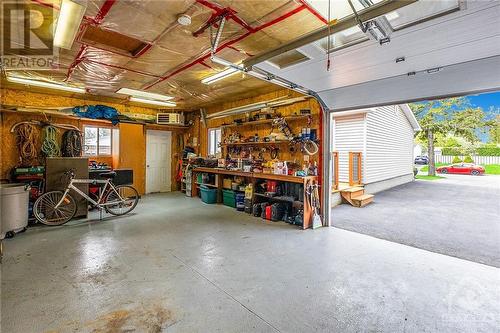 1493 Queenswood Crescent, Ottawa, ON - Indoor Photo Showing Garage