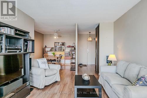 1610 - 975 Warwick Court, Burlington, ON - Indoor Photo Showing Living Room