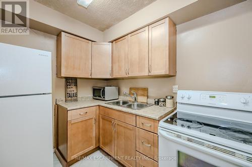 1610 - 975 Warwick Court, Burlington, ON - Indoor Photo Showing Kitchen With Double Sink