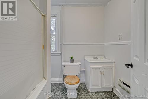 204 Park Street N, Peterborough, ON - Indoor Photo Showing Bathroom