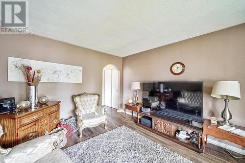 25 Cumming Street, St. Catharines, ON - Indoor Photo Showing Living Room