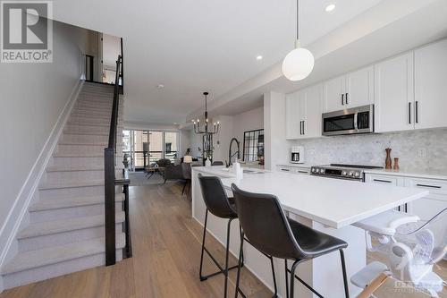 813 Mikinak Road, Ottawa, ON - Indoor Photo Showing Kitchen With Upgraded Kitchen