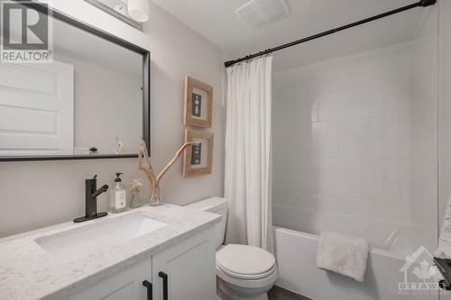 813 Mikinak Road, Ottawa, ON - Indoor Photo Showing Bathroom