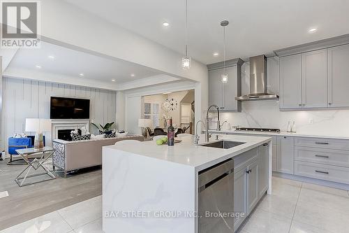 3 Robert Baldwin Boulevard, East Gwillimbury, ON - Indoor Photo Showing Kitchen With Upgraded Kitchen