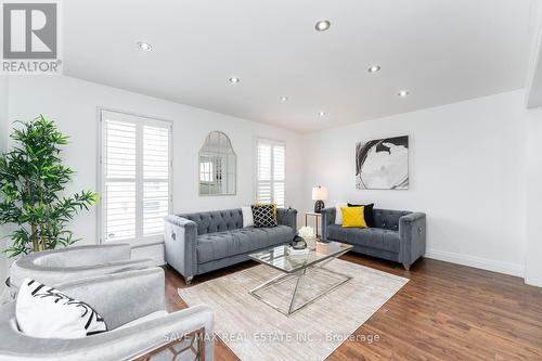2676 Thorn Lodge Drive, Mississauga, ON - Indoor Photo Showing Living Room