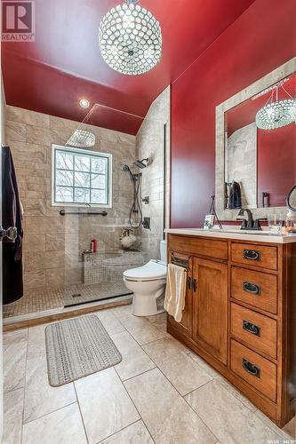 502 10Th Street E, Saskatoon, SK - Indoor Photo Showing Bathroom