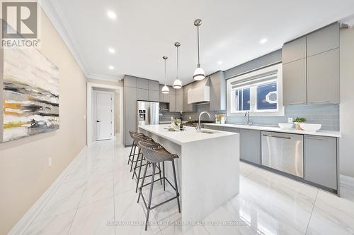 732 Hillview Crescent, Pickering, ON - Indoor Photo Showing Kitchen With Upgraded Kitchen