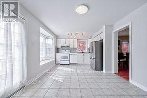 39 Roy Rainey Avenue, Markham, ON - Indoor Photo Showing Kitchen