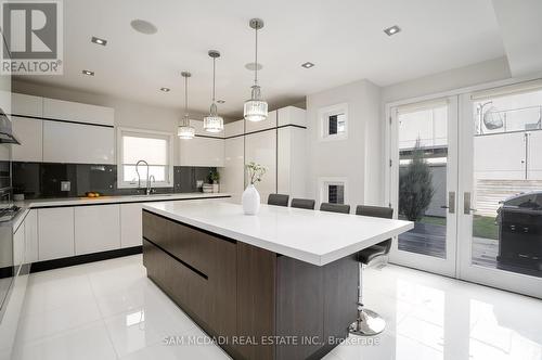 685 Montbeck Crescent, Mississauga, ON - Indoor Photo Showing Kitchen