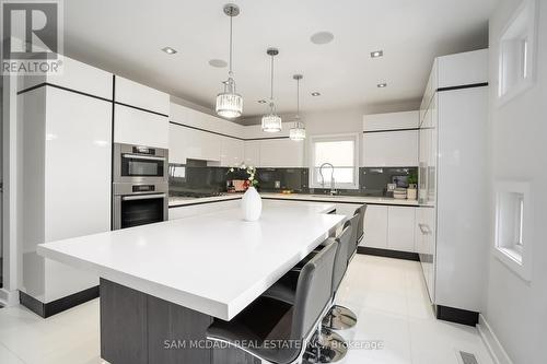 685 Montbeck Crescent, Mississauga, ON - Indoor Photo Showing Kitchen With Upgraded Kitchen