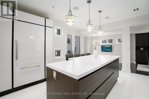 685 Montbeck Crescent, Mississauga, ON - Indoor Photo Showing Kitchen