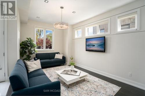 685 Montbeck Crescent, Mississauga, ON - Indoor Photo Showing Living Room