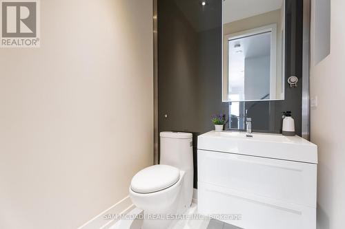 685 Montbeck Crescent, Mississauga, ON - Indoor Photo Showing Bathroom