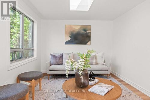 911 Wellingsboro Road, London, ON - Indoor Photo Showing Living Room