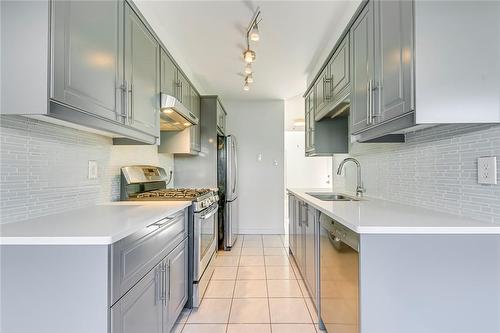 104 Frances Avenue|Unit #42, Stoney Creek, ON - Indoor Photo Showing Kitchen With Double Sink With Upgraded Kitchen