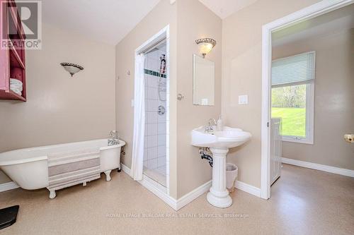 1833* King Road, Burlington, ON - Indoor Photo Showing Bathroom
