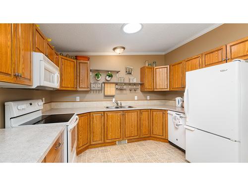 28 - 724 Devon Street, Creston, BC - Indoor Photo Showing Kitchen With Double Sink