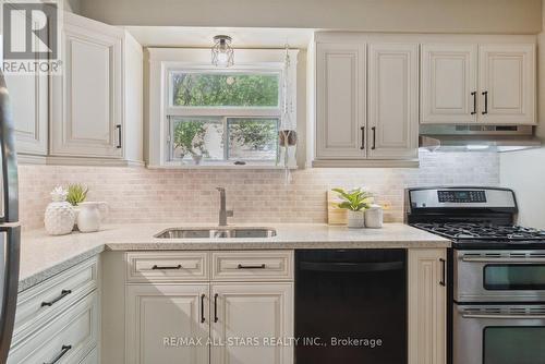 255 Cedarholme Avenue, Georgina, ON - Indoor Photo Showing Kitchen With Upgraded Kitchen