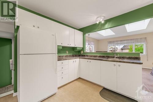 2482 Dwight Crescent, Ottawa, ON - Indoor Photo Showing Kitchen