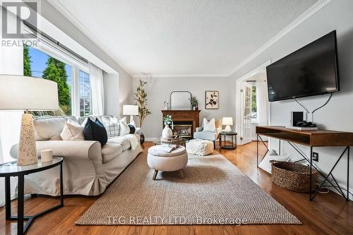 10 Wirral Court, Toronto, ON - Indoor Photo Showing Living Room